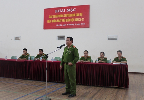 Đồng chí Thiếu tướng, TS. Đặng Xuân Khang, Phó Giám đốc Học viện phát biểu khai mạc giải thi đấu bóng chuyền.